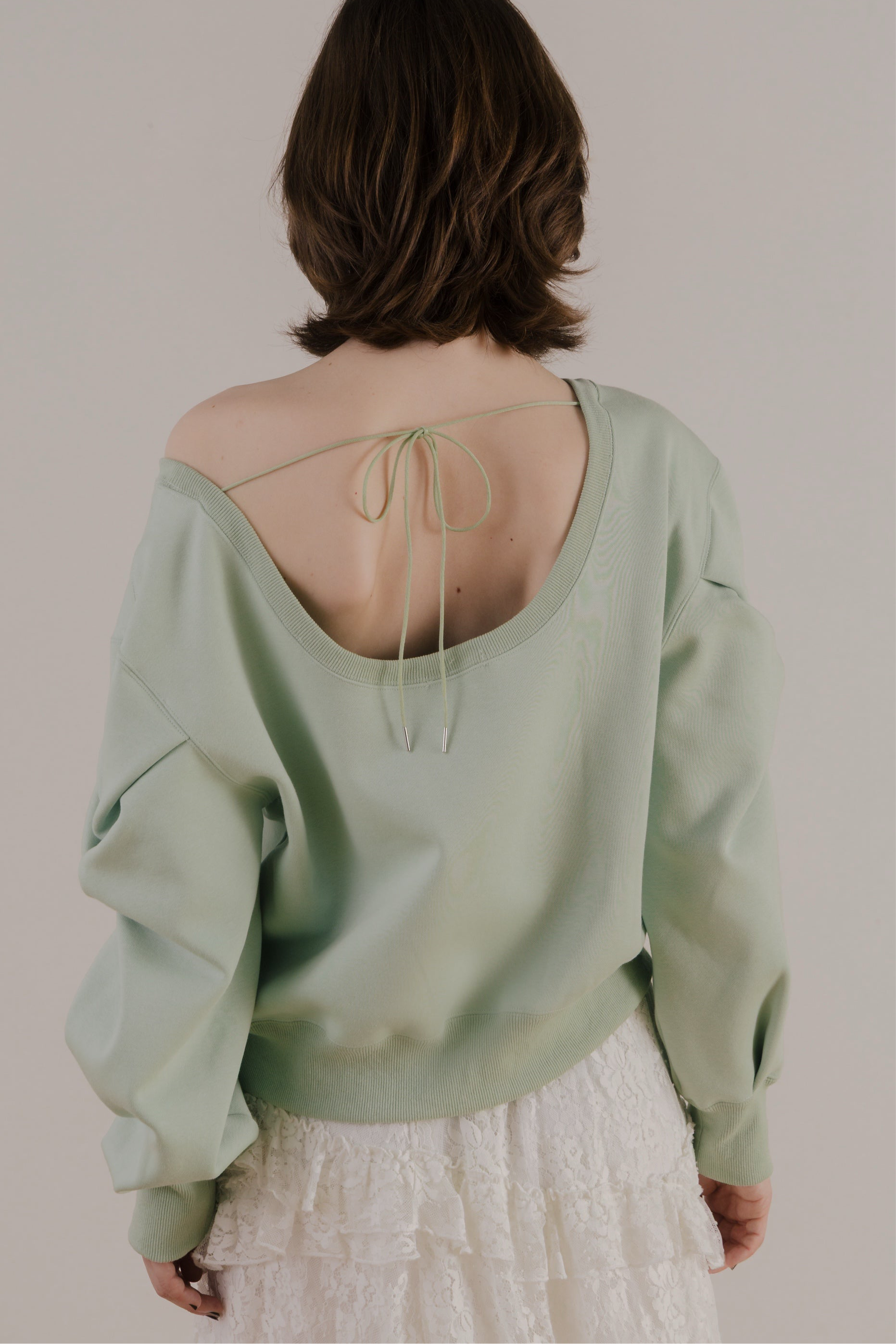 Opern Off-shoulder Sweat – THE TOÉ Opern Off-shoulder Sweat – THE TOÉ