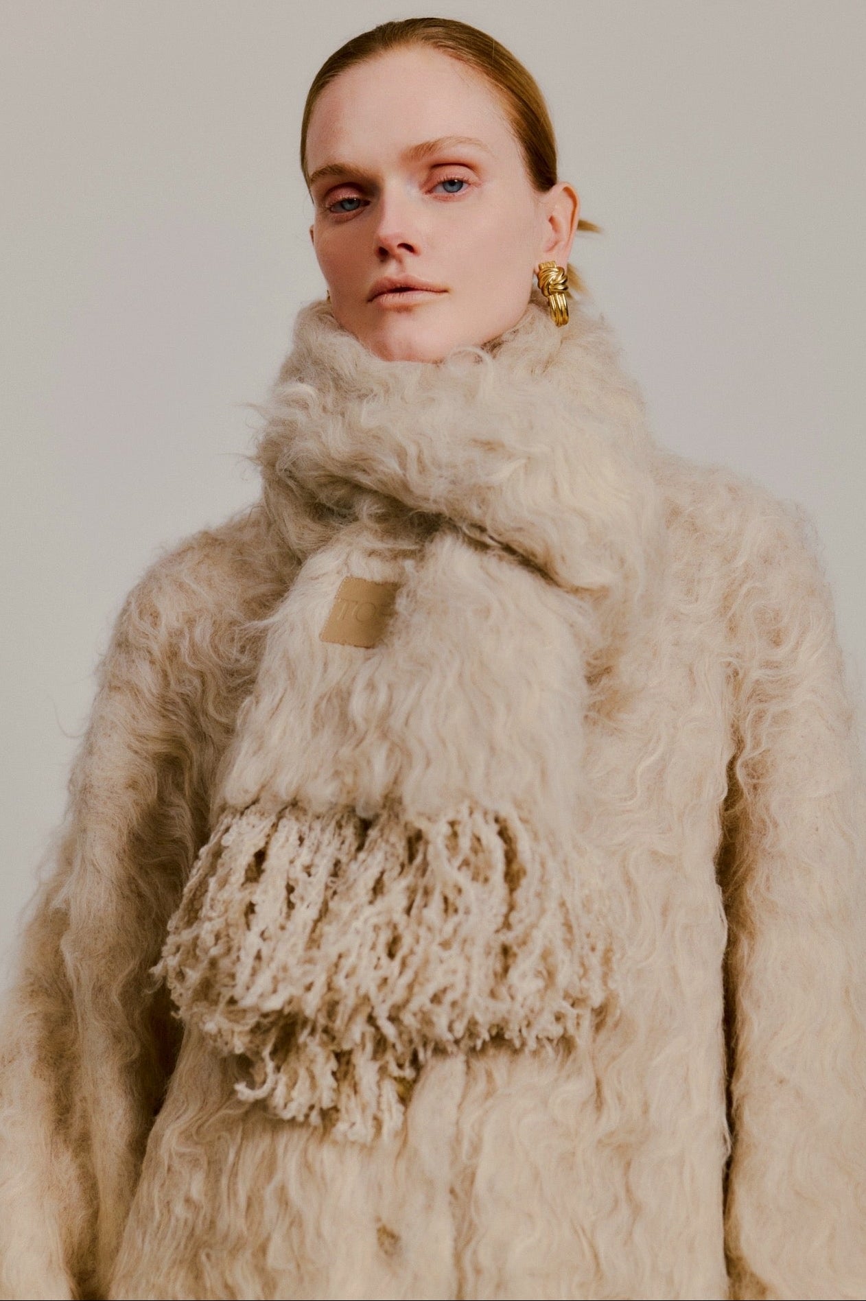 Pigalle shaggy muffler – THE TOÉ