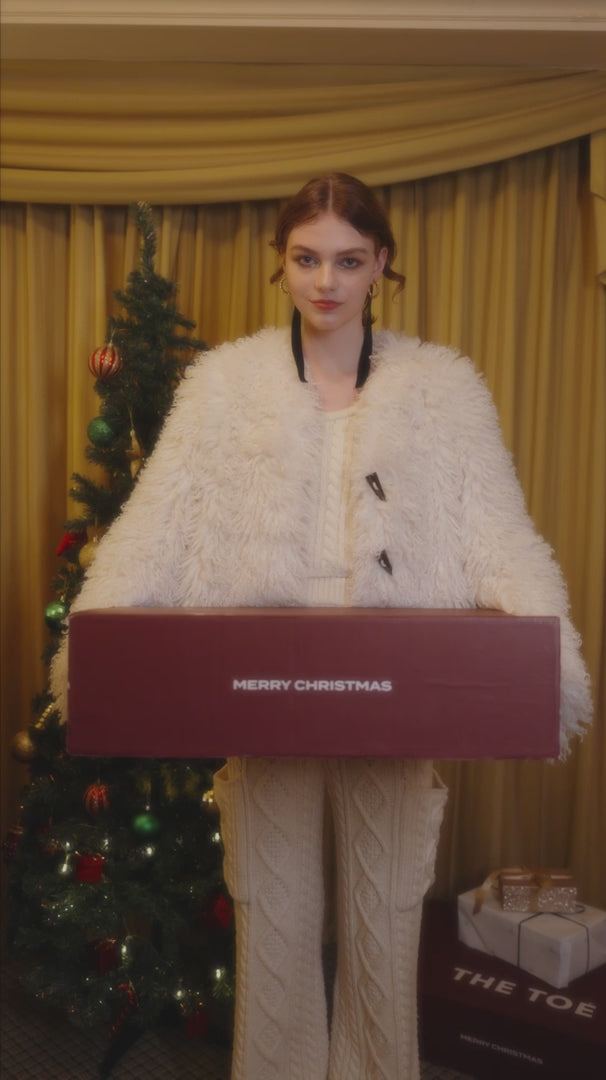 ビデオをロード: White fur coat