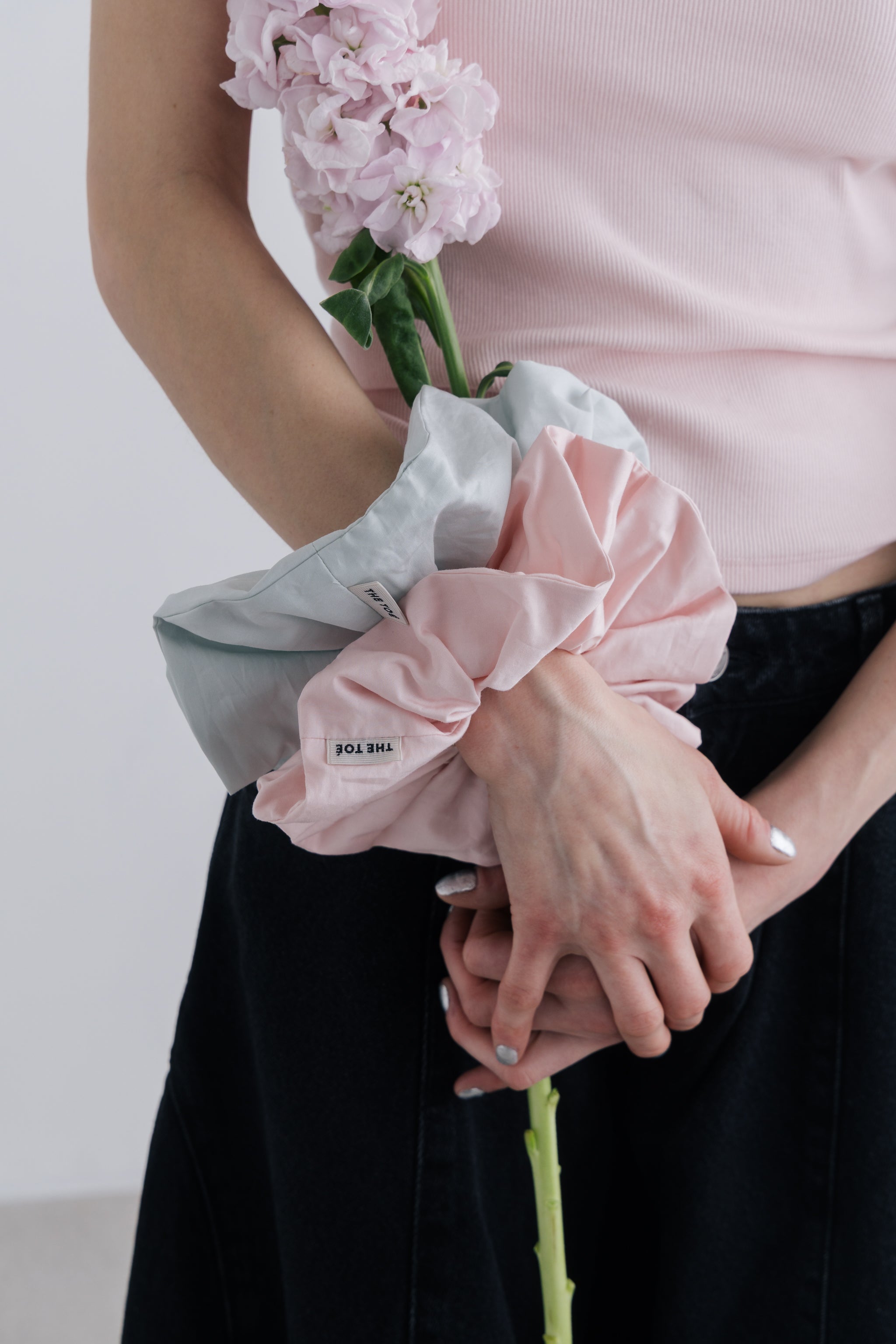 Naxos Poplin Scrunchie – THE TOÉ