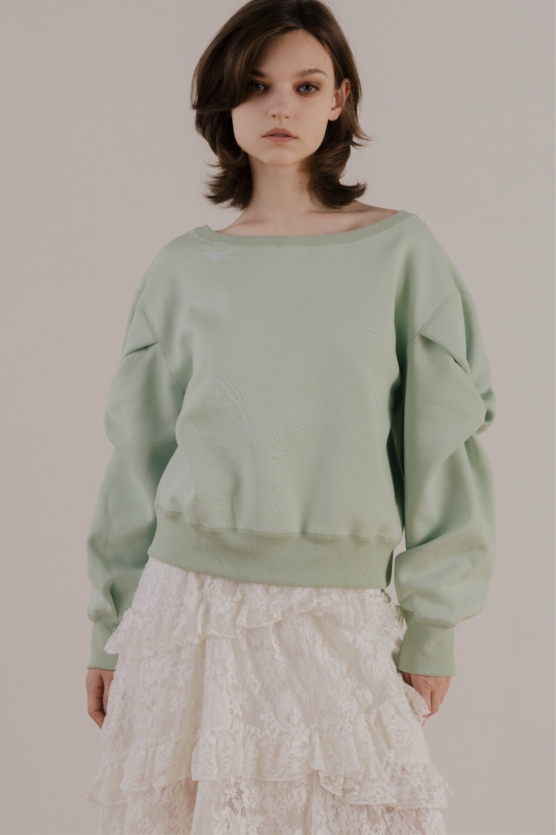 Opern Off-shoulder Sweat – THE TOÉ Opern Off-shoulder Sweat – THE TOÉ
