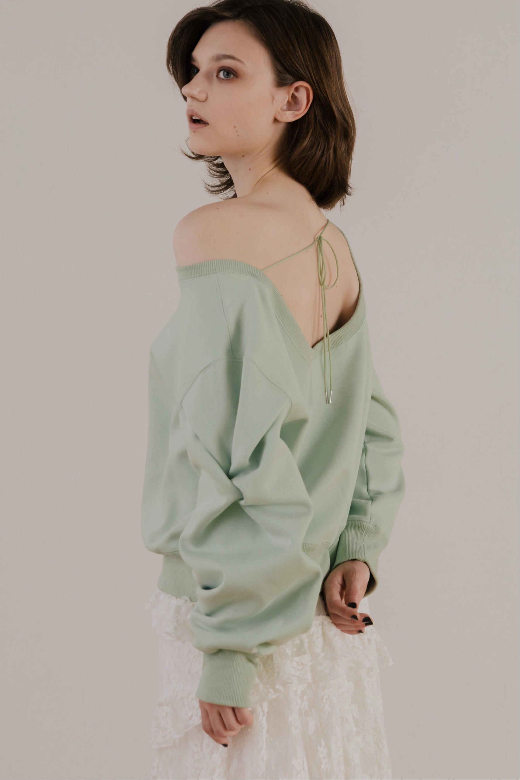 Opern Off-shoulder Sweat – THE TOÉ Opern Off-shoulder Sweat – THE TOÉ
