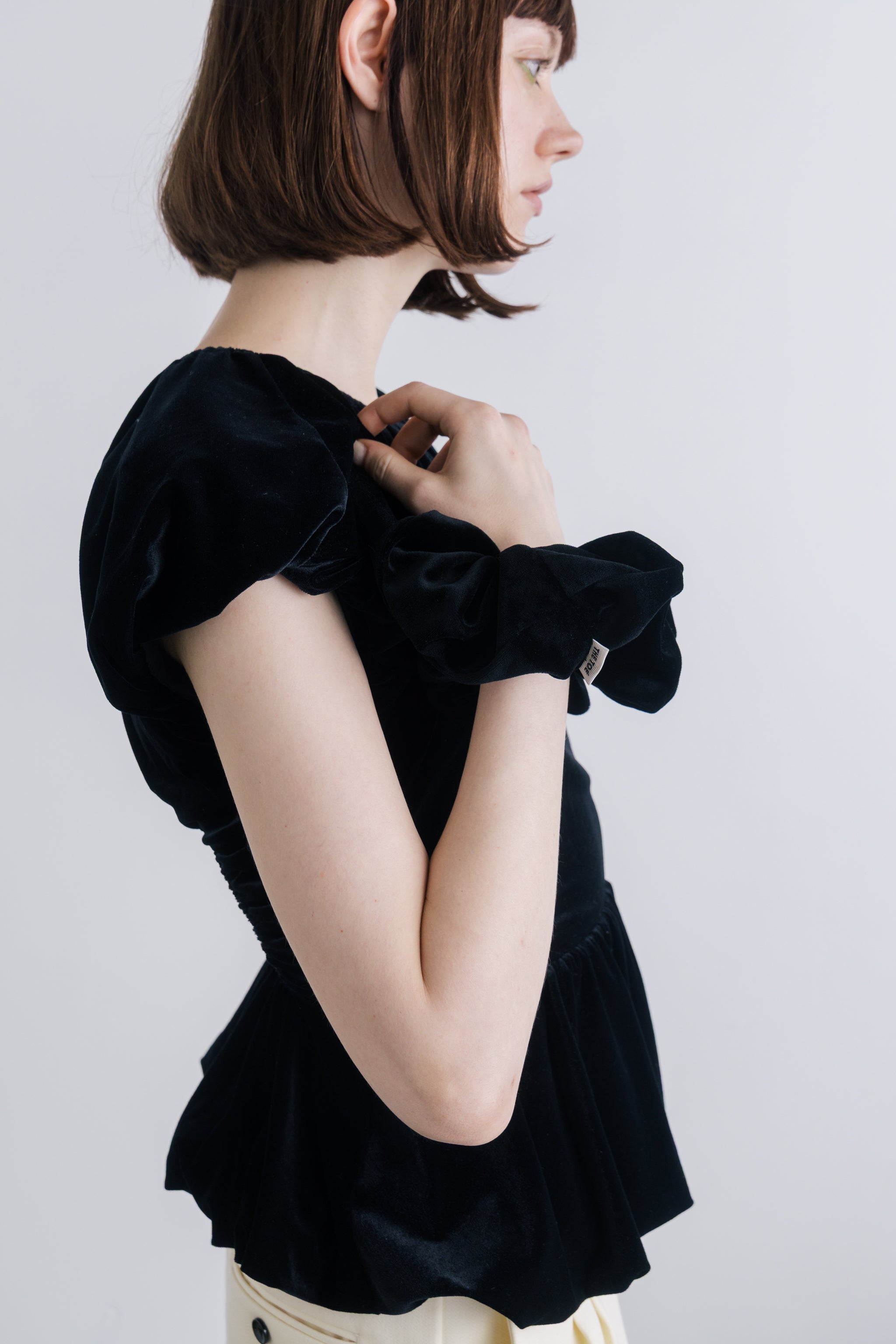 the toe Ermou Back Open Top ベロアトップス　ブラック Ermou Back Open Top – THE TOÉ