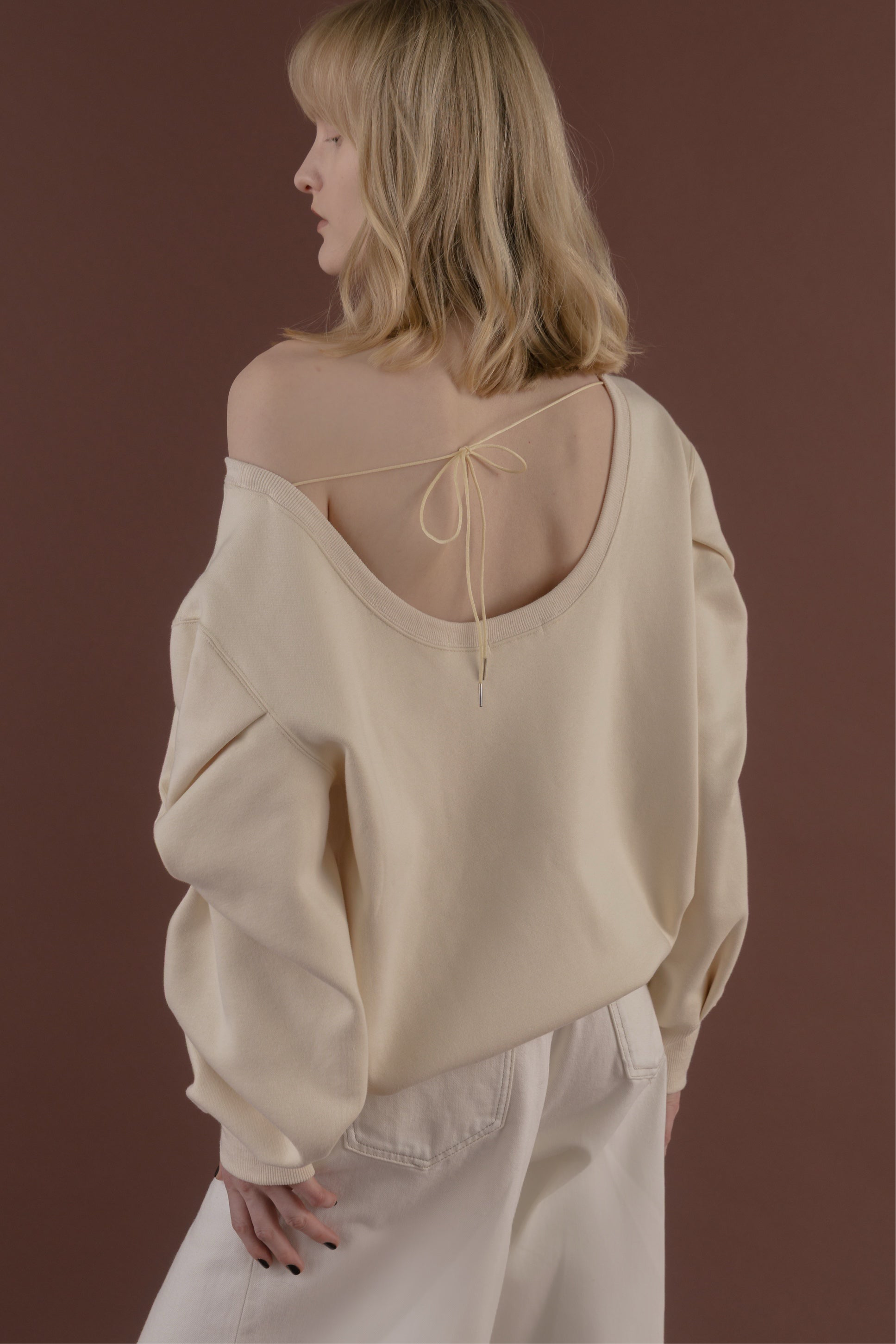 Opern Off-shoulder Sweat – THE TOÉ Opern Off-shoulder Sweat – THE TOÉ