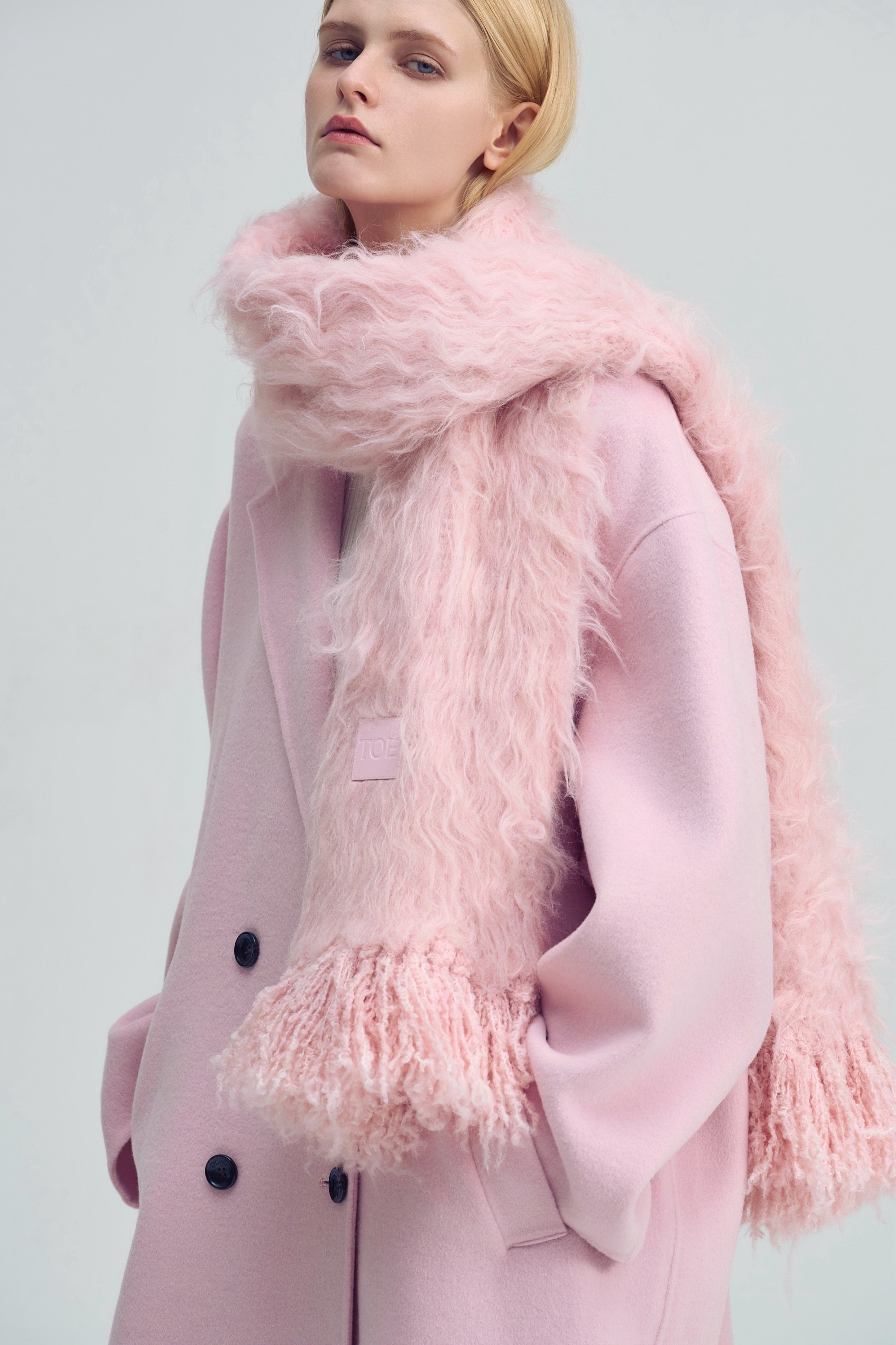 Pigalle shaggy muffler – THE TOÉ