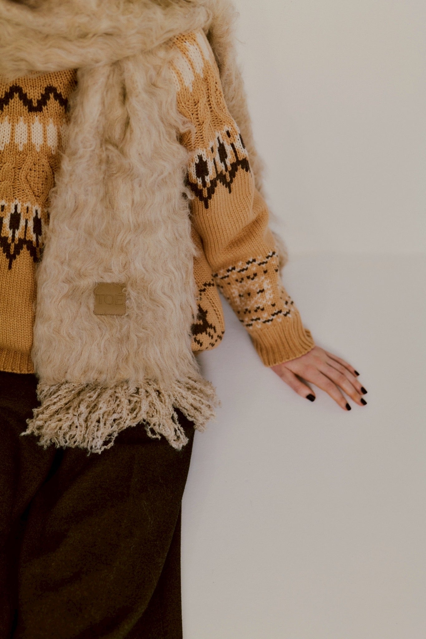 Pigalle shaggy muffler – THE TOÉ