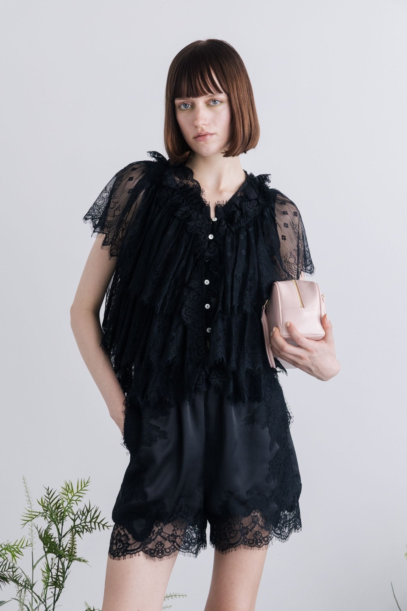 Sneek Lace Short Pants